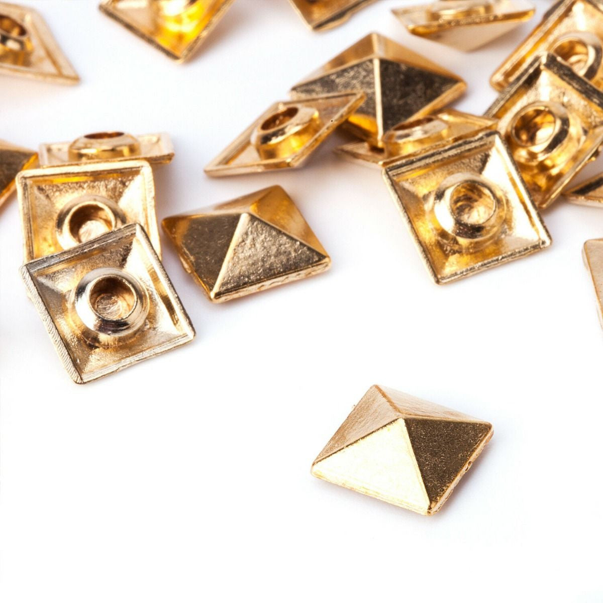 Low-Cone Pyramids with Pins (Pack of 100)